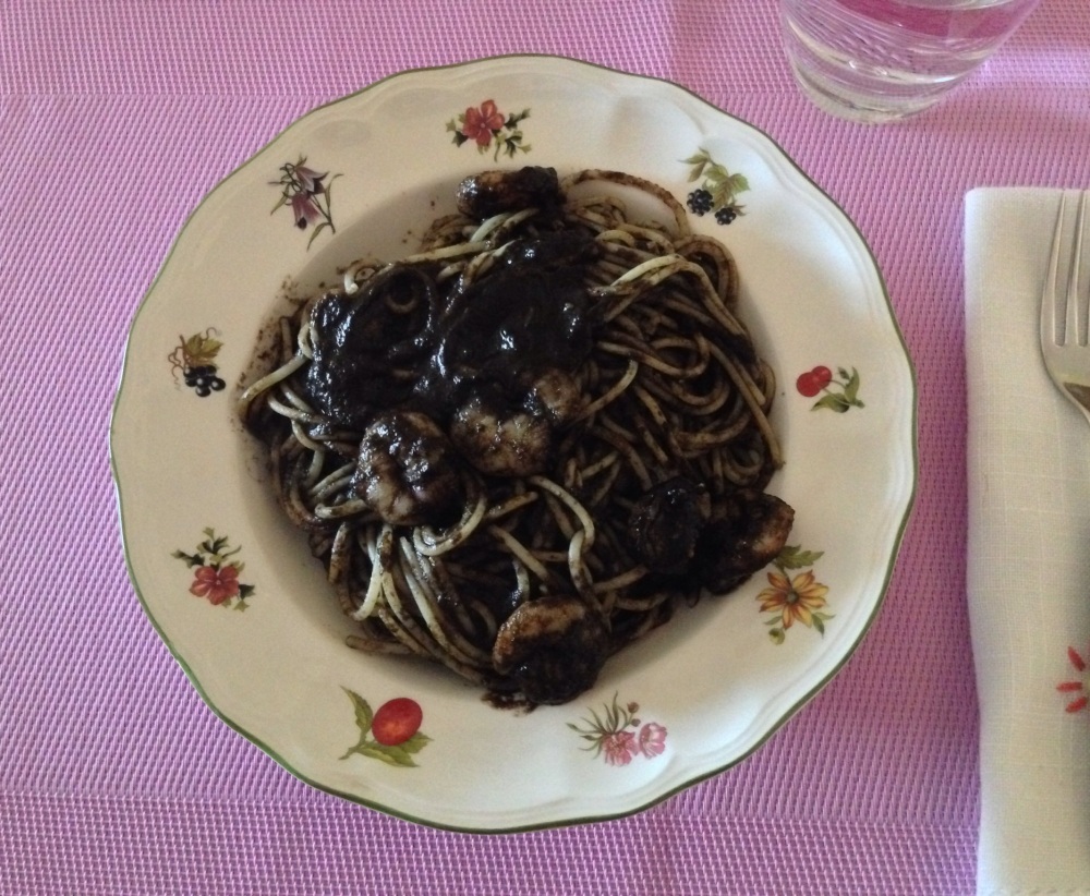 Espaguetis con gambas y salsa negra